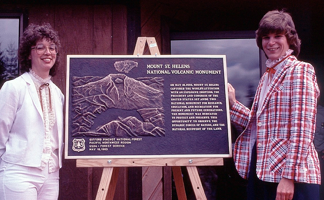 a%201984-05-18_Lu%20Moore-Susan%20Saul_NVM%20Dedication%20closeup.jpg